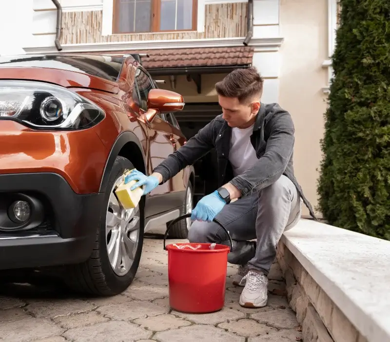 Lavage auto à domicile Pluméliau-Bieuzy : professionnel intervenant sur un véhicule